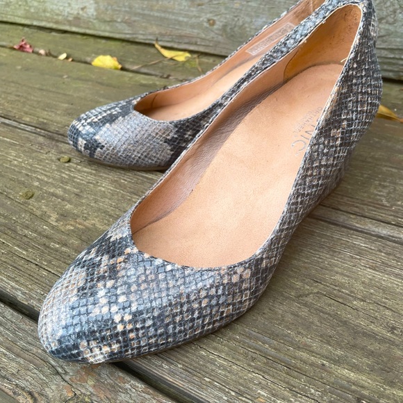 Vionic Snake print wedges Size 7 - Picture 2 of 4